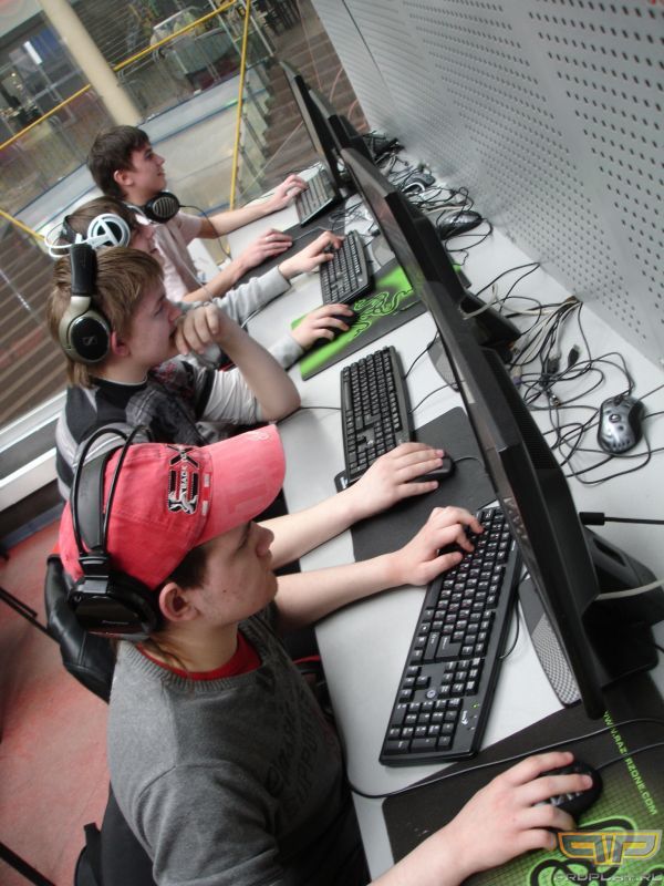 ������ F4L