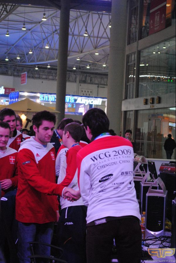 ����� ����